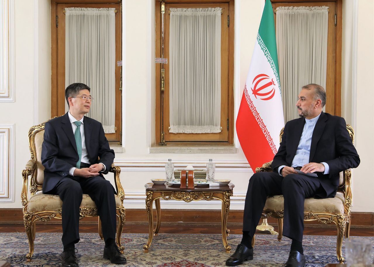 امير عبداللهيان يتسلّم نسخة من اوراق اعتماد السفير الصيني الجديد في طهران