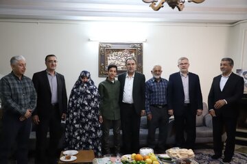 دیدار معاون رییس جمهور با خانواده شهید مدافع حرم در کرج