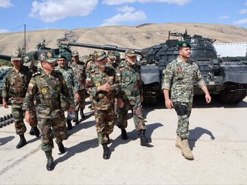 فرمانده کل ارتش از پادگان ابوذر سرپل‌ذهاب بازدید کرد
