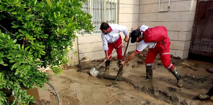 امدادگران هلال‌احمر سبزوار به کمک روستاییان سیل‌زده داورزن شتافتند