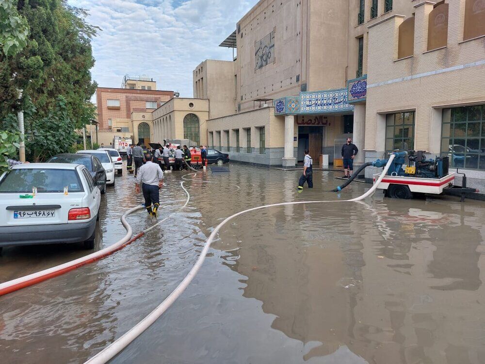 امدادرسانی آتش‌نشانان سبزوار در ۱۷ مورد آب‌گرفتگی + فیلم