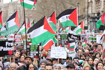 Thousands march in London in solidarity with Gaza