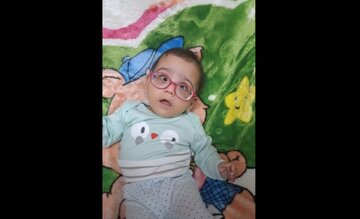 کودک نابینا بعد از یک سال بینا شد !+ فیلم