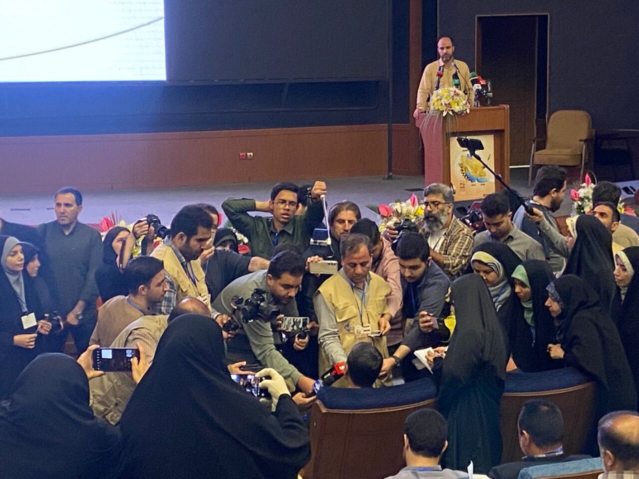 یک جام و هزار هیاهوی امید یک جام و هزار هیاهوی امید