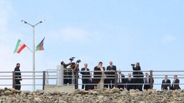 الرئيس الإیراني ونظيره الأذربيجاني يتفقدان سد قيز قلعة سي