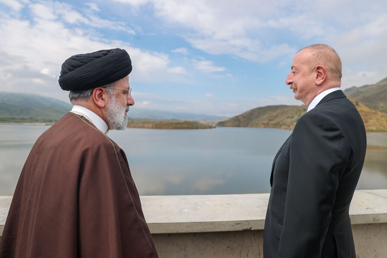 مراسم تدشين السد المشترك بين إيران وأذربيجان تنطلق بحضور رئيسي البلدين