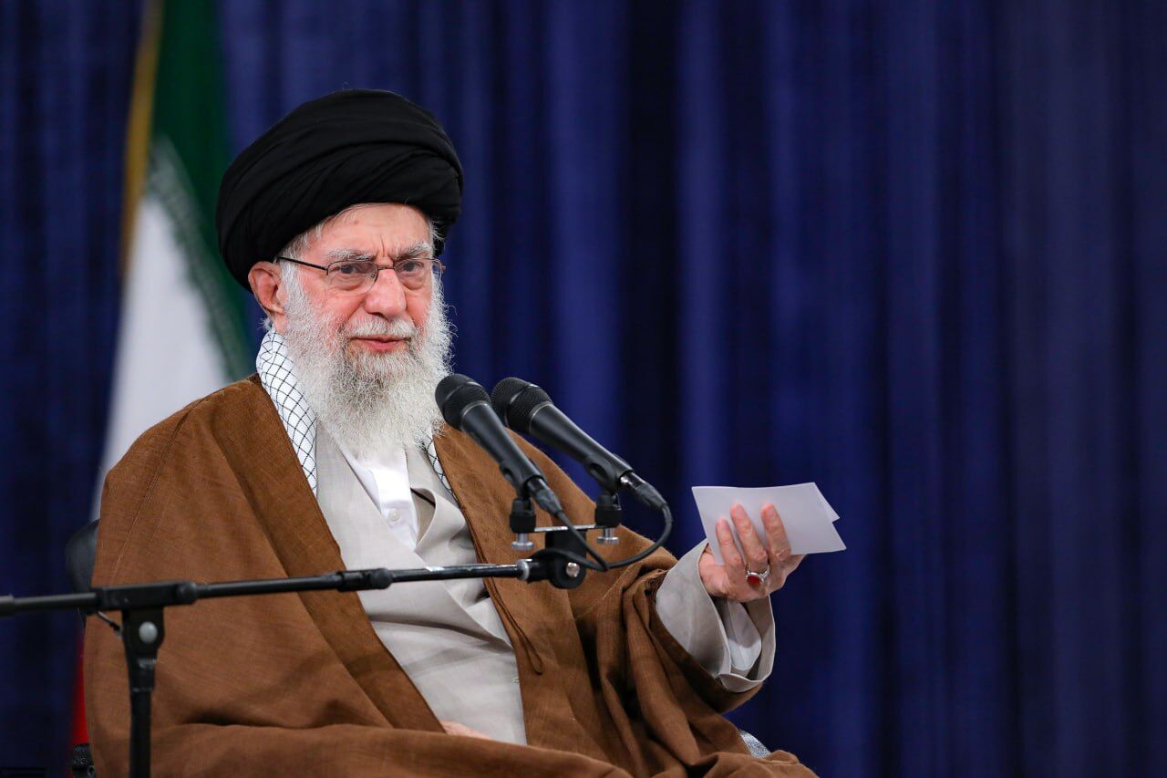 قائد الثورة الإسلامیة: نأمل من الله تعالى أن يحفظ رئيس الجمهورية الإسلامية ومرافقيه