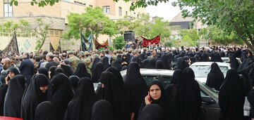 تجمع هیات های حسینی تبریز مقابل بیت امام جمعه فقید+فیلم