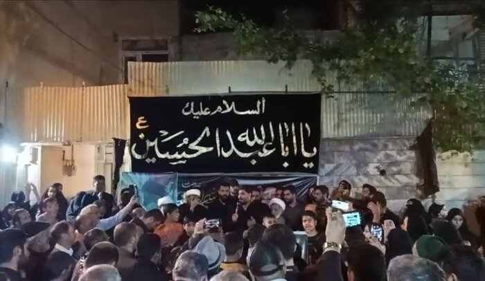 عزادارای مشهدی ها مقابل منزل مادر شهید آیت الله رییسی