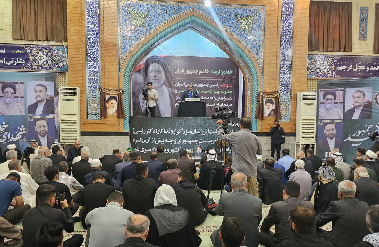 عزاداری مردم آبادان در سوگ رییس جمهور شهید عزاداری مردم آبادان در سوگ رییس جمهور شهید