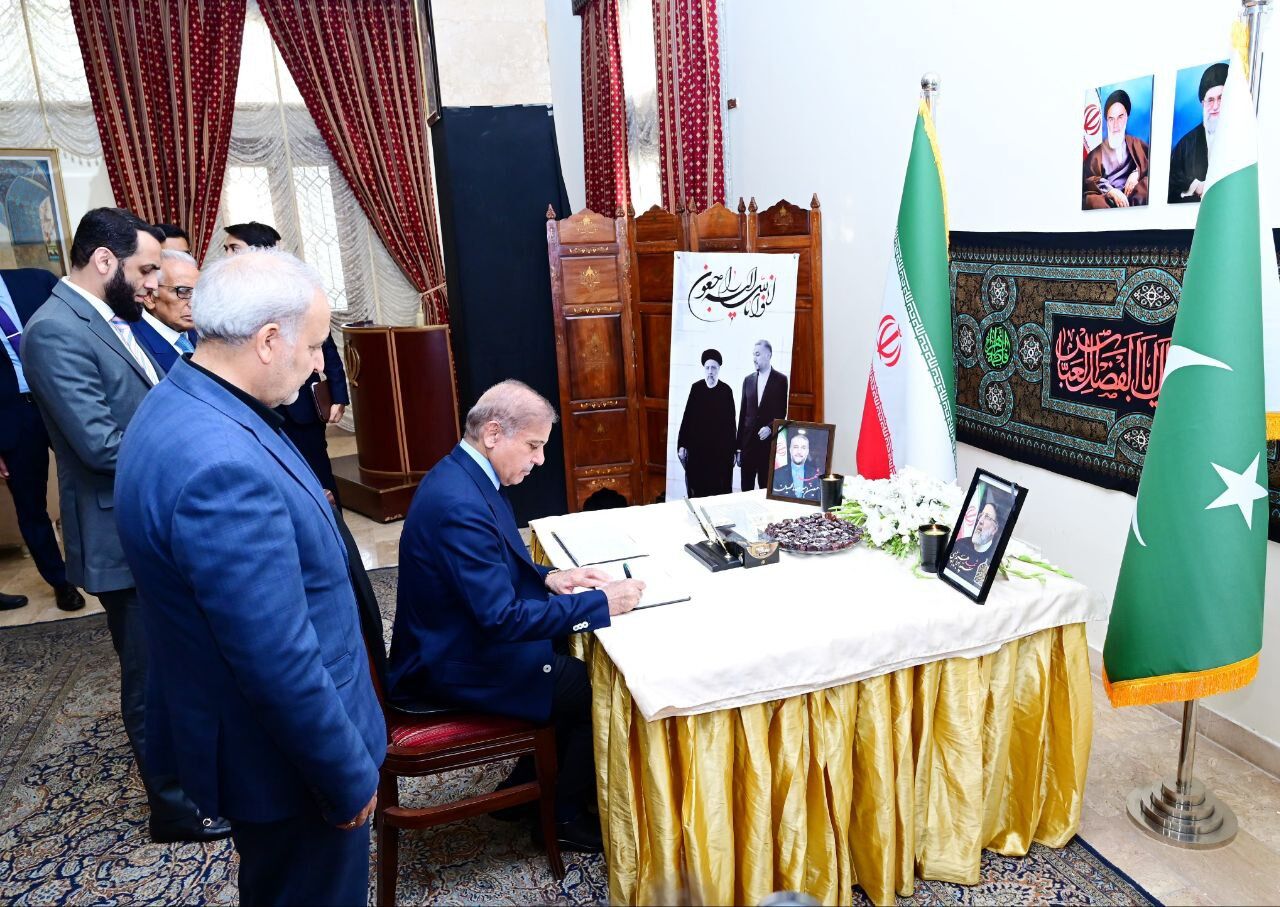 حضور نخست وزیر پاکستان در سفارت ایران/ امضای دفتر یادبود شهید آیت‌الله رئیسی
