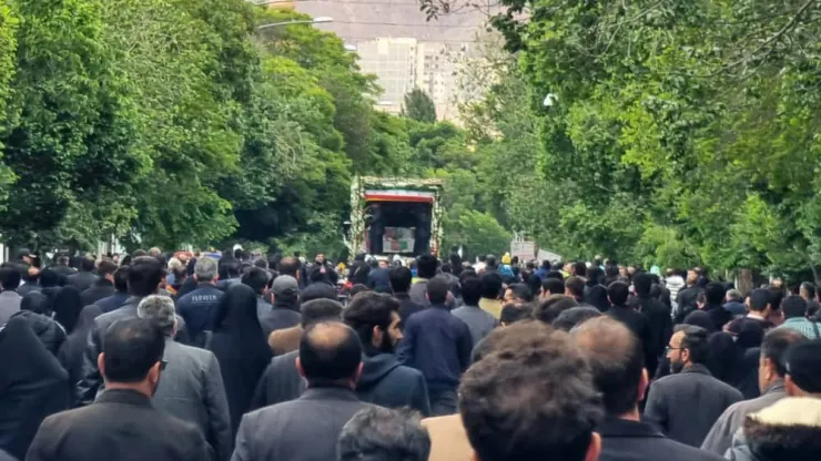 گزارش رسانههای آمریکایی از تشییع تاریخی پیکرهای شهدای خدمت 2 رسانه آمریکایی: هزاران نفر از مردم عزادار برای حضور در مراسم تشییع رئیسی به تبریز آمدند