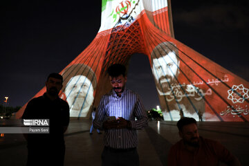 La Torre Azadi se ilumina por conmemorar a 'los mártires de servicio al pueblo'