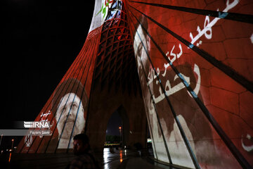 La Torre Azadi se ilumina por conmemorar a 'los mártires de servicio al pueblo'