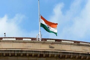 پرچم هند بر فراز ساختمان جدید مجلس هند به حالت نیمه افراشته درآمد