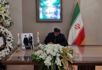 سرکنسول‌های خارجی در مشهد دفتر یادبود شهادت رئیس جمهور را امضا کردند