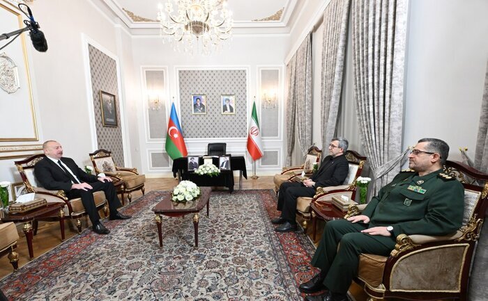 رئيس جمهورية أذربيجان یحضر السفارة الإيرانية لتقديم تعازيه باستشهاد اية الله رئيسي