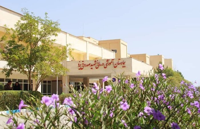 رییس بزرگ‌ترین بیمارستان دولتی یزد از خدمات شهید رییسی به این مرکز درمانی قدردانی کرد
