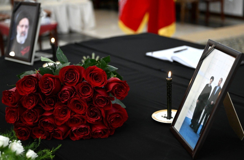 حضور رئیسجمهوری قرقیزستان در سفارت ایران/ رئیسی فرزند وفادار کشورش بود