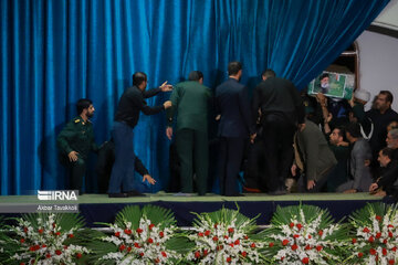 Dernier adieu aux martyrs serviteurs du peuple à la mosquée de l'Imam Khomeini