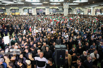 Dernier adieu aux martyrs serviteurs du peuple à la mosquée de l'Imam Khomeini