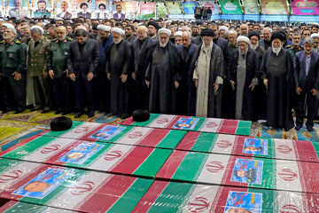 تصاویر اقامه نماز رهبر معظم انقلاب اسلامی ایران بر پیکر رئیس جمهور فقید این کشور