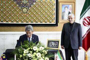 Malaysian FM in Iran’s embassy to sign book opened in memory of President Raisi