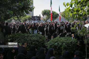 Des millions de Téhéranais font leurs derniers adieux au président martyr Ebrahim Raïssi et de ses compagnons