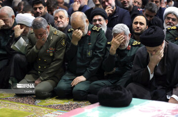 El Líder de la Revolución dirige rezo fúnebre por el presidente mártir y su comitiva