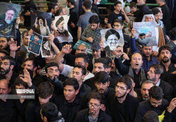 El Líder de la Revolución dirige rezo fúnebre por el presidente mártir y su comitiva
