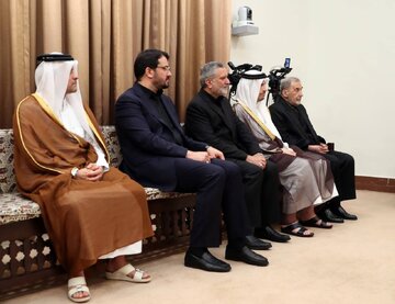 Les personnalités politiques et des officiels étrangers participant aux funérailles du président martyr Raïssi et de ses compagnons ont rencontré l’ayatollah Khamenei