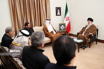 Les personnalités politiques et des officiels étrangers participant aux funérailles du président martyr Raïssi et de ses compagnons ont rencontré l’ayatollah Khamenei