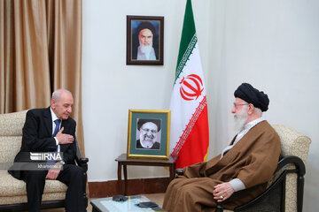 Les personnalités politiques et des officiels étrangers participant aux funérailles du président martyr Raïssi et de ses compagnons ont rencontré l’ayatollah Khamenei
