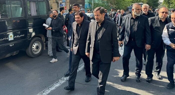 مشاركة حاشدة من اهالي طهران لتشييع الشهيد رئيسي ومرافقيه/ وصول الجثامين الطاهرة إلى جامعة طهران