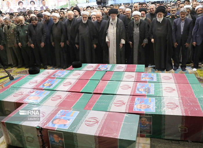 Аятолла Хаменеи совершил намаз над телами Президента ИРИ и сопровождавших его лиц