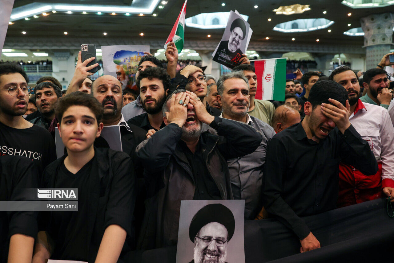 حشود جماهيرية غفيرة تتقاطر على جامعة طهران للمشاركة في مراسم تشييع الرئيس الشهيد