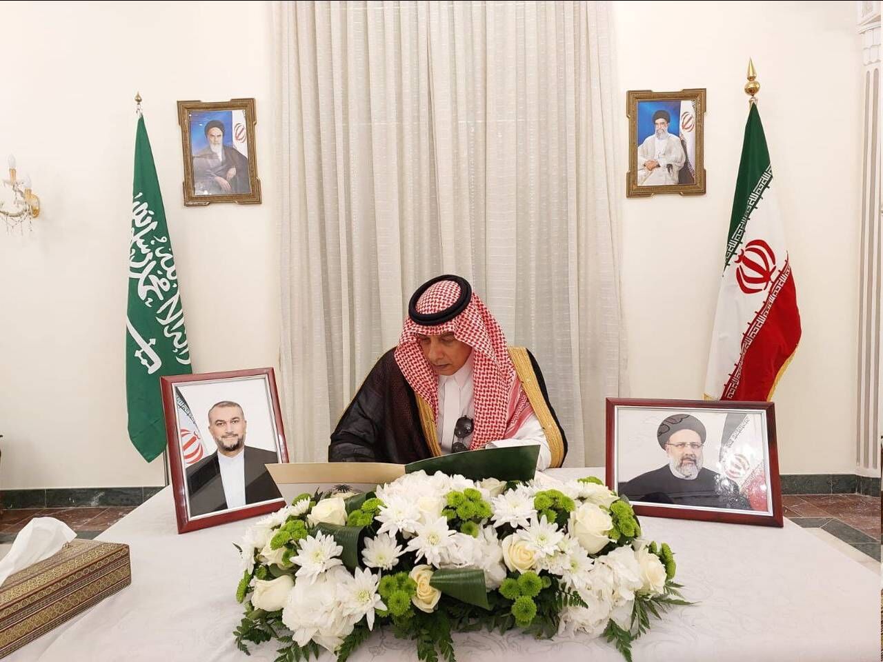 افتتاح سجل التعازي لشهداء الخدمة بالقنصلية الايرانية في جدة