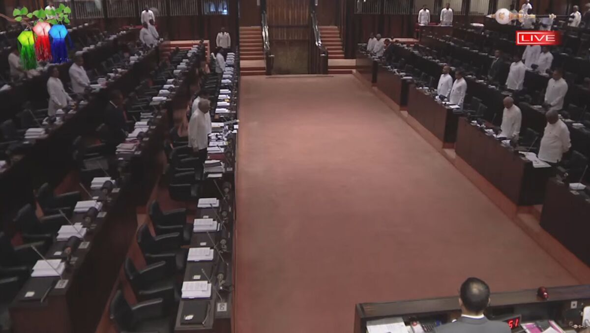البرلمان السريلانكي يقف دقيقة صمت تكريما للرئيس الإيراني والشهداء المرافقين له