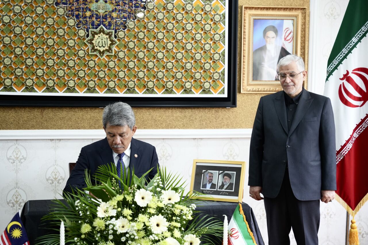 وزیرخارجه مالزی دفتر یادبود شهدای خدمت را در سفارت ایران امضا کرد