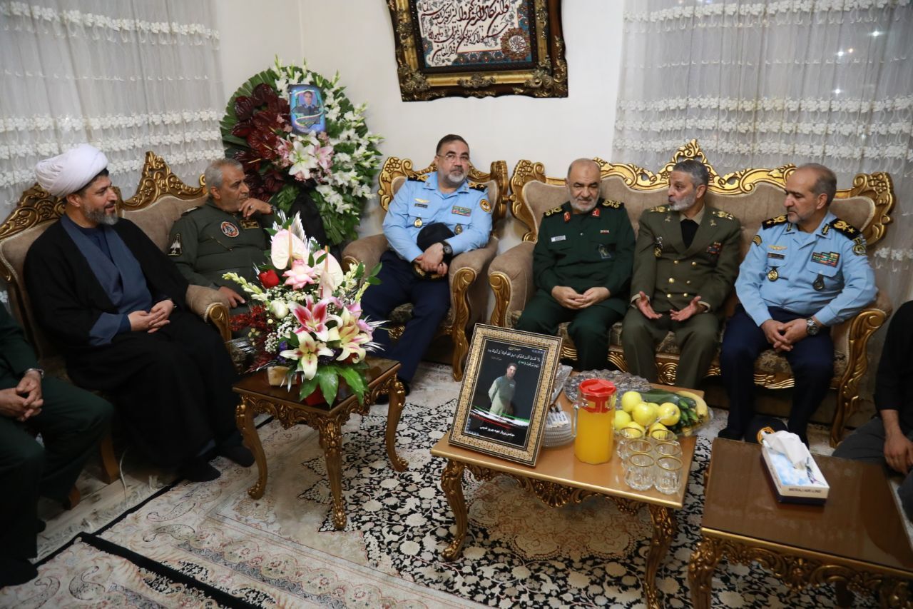 دیدار فرماندهان کل ارتش و سپاه با خانواده شهدای خلبان سانحه بالگرد رئیس‌جمهور