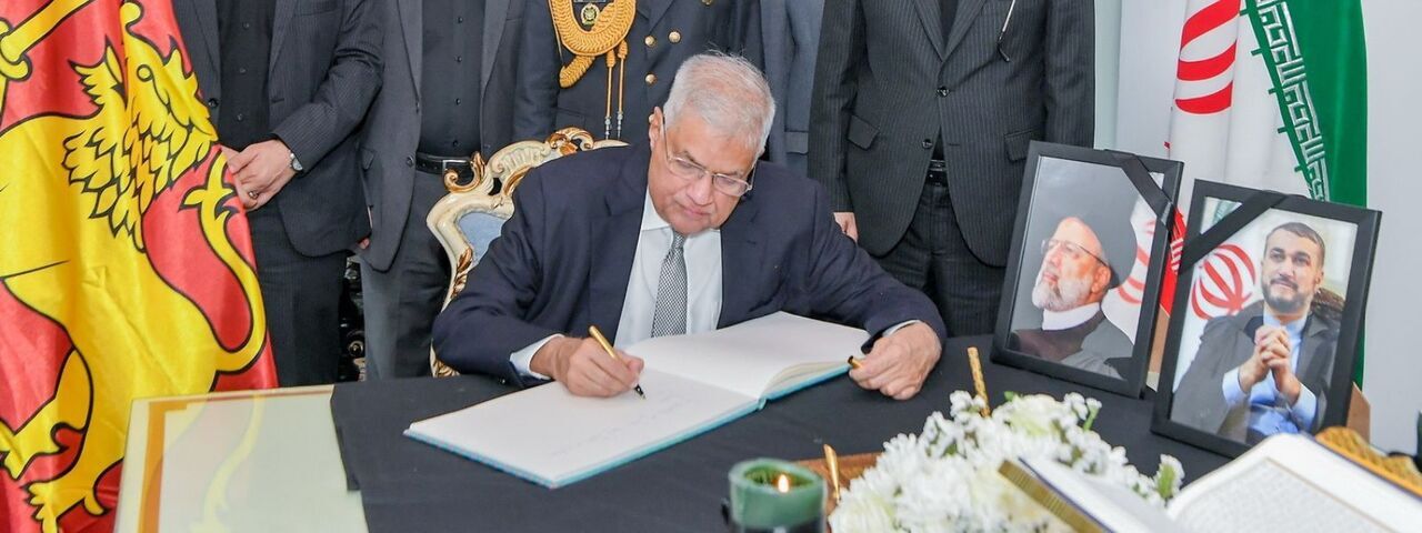 رئيس سريلانكا یحضر السفارة الإيرانية لتقديم تعازيه باستشهاد اية الله رئيسي