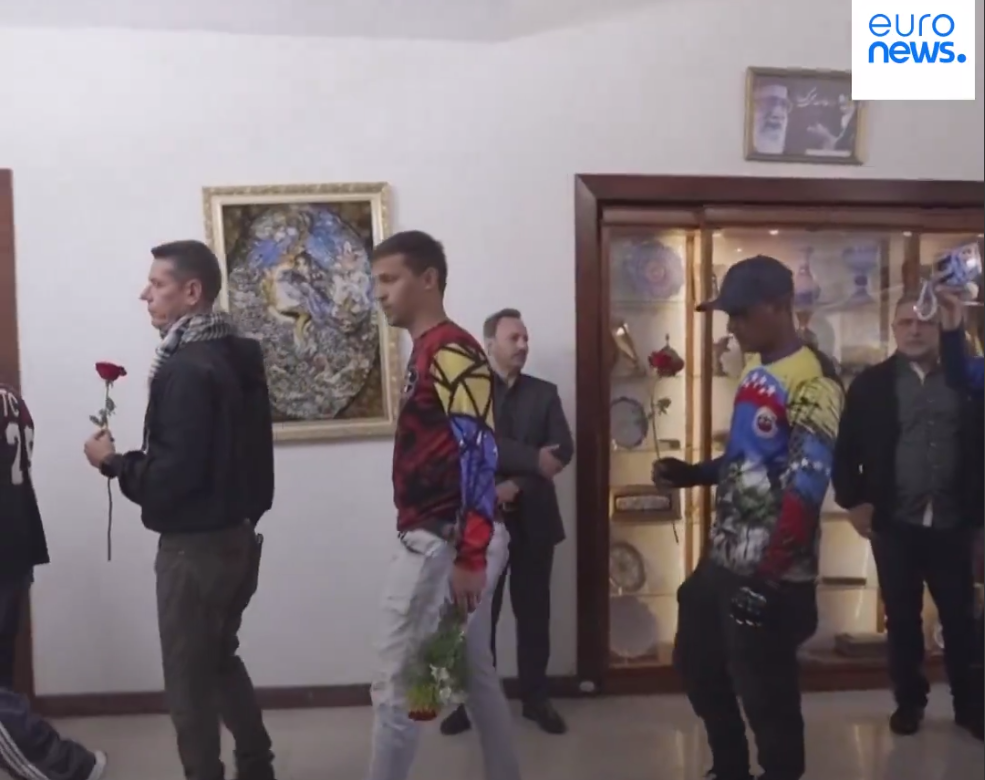 حضور ونزوئلایی‌ها در سفارت ایران در کاراکاس برای ادای احترام به شهدای خدمت + عکس