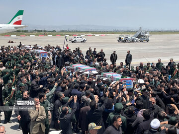 Le corps du président Raïssi à l’aéroport de Machhad
