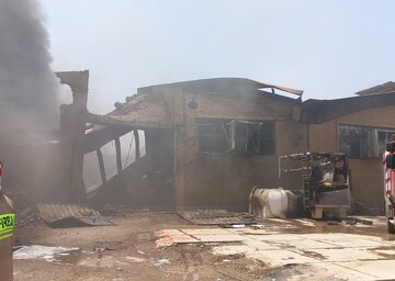 آتش سوزی در یکی از واحدهای تولیدی شهرک صنعتی بهاران