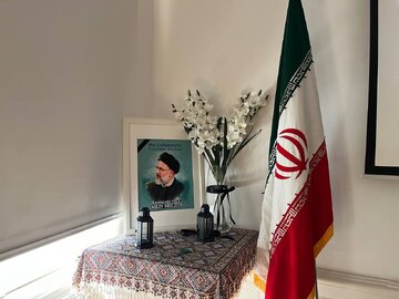 برگزاری آئین یادبود رئیس جمهور و وزیر امور خارجه در نمایندگی فرهنگی ایران در وین