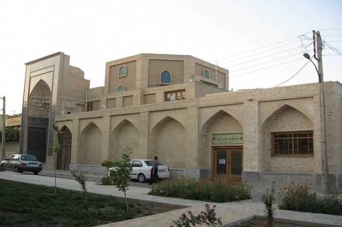 سنگ قبرهای رها شده در بقعه « رازی» اصفهان باید تعیین تکلیف شوند
