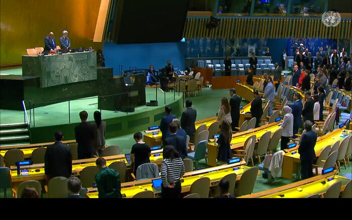 یک دقیقه سکوت مجمع عمومی سازمان ملل به احترام رئیس جمهور شهید ایران + فیلم