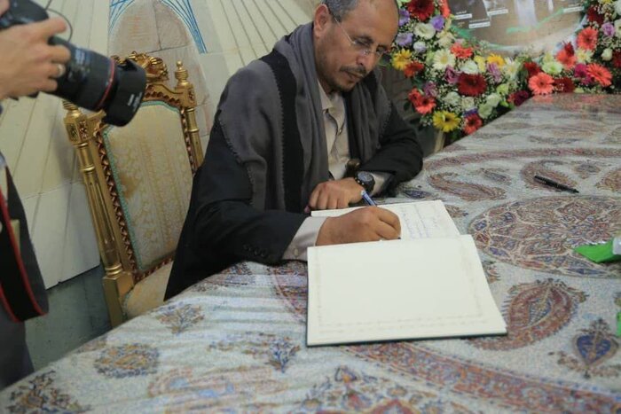 مقامات یمن در محل سفارت ایران، دفتر یادبود شهدای خدمت را امضا کردند + عکس