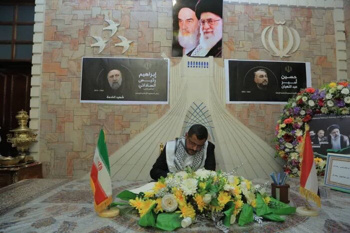 مقامات یمن در محل سفارت ایران، دفتر یادبود شهدای خدمت را امضا کردند + عکس