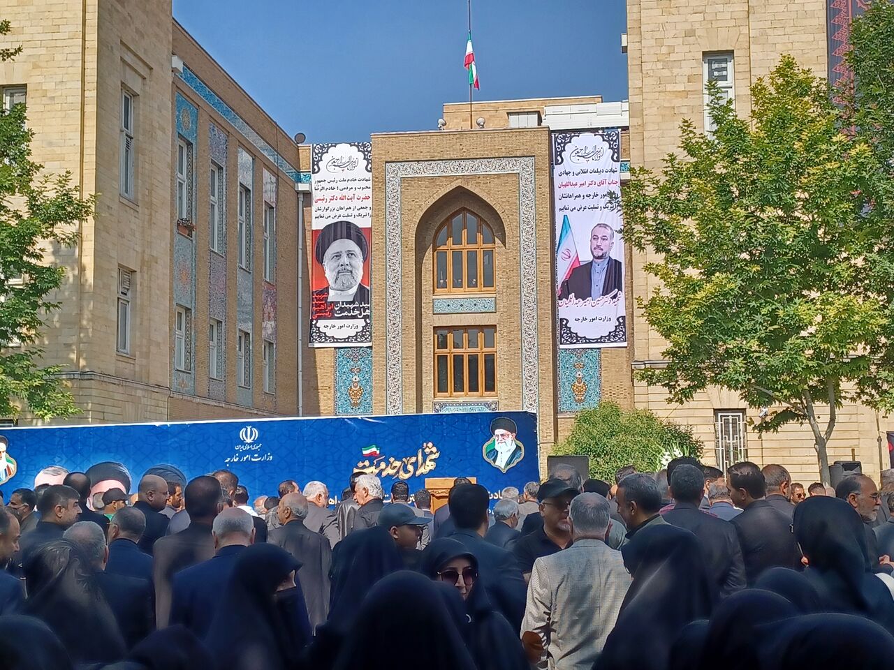  وزارت خارجہ میں، شہید وزیر خارجہ کی تشیع جنازہ کا آغاز  